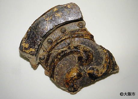 詰ノ丸石垣の調査で出土した金箔瓦と陶磁器