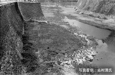 写真2．南外堀々底に残る徳川期石垣崩壊の痕跡