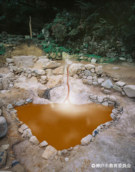 写真１．湯山遺跡で発見された岩風呂（湯ぶねの金泉をCG合成した写真）