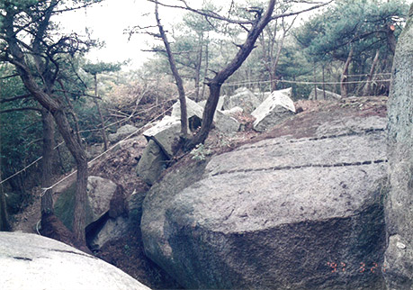 写真２．前島の矢穴を穿つ岩盤と割り取られた石材