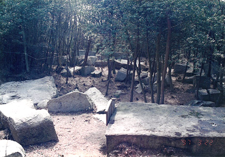 写真３．直方体に割られ並べられた石材