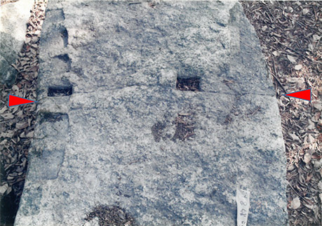 写真４．分割のための割付線が刻まれた石材