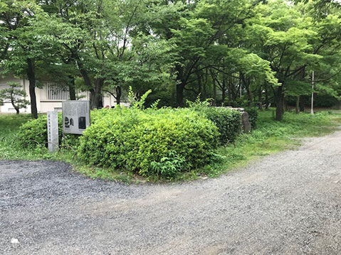 写真１．石山本願寺推定地の史跡顕彰碑と井筒（北西から）