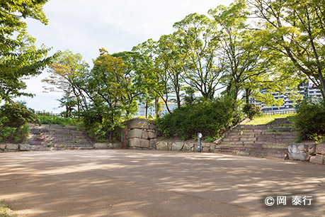 写真４．坤櫓跡、中央の石垣は櫓台