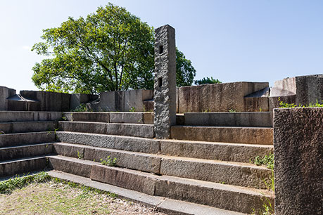 写真５．玉造門跡東側に残る土塀の控柱